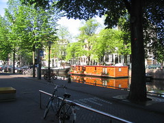 [Photo of houseboat across the
Prinsengracht from near the Anne Frank Huis]
